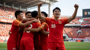足球运动员在比赛中进球后与队友激情庆祝的团队合作画面