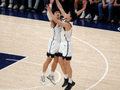 NBA篮球比赛现场，球员在赛场上激烈对抗