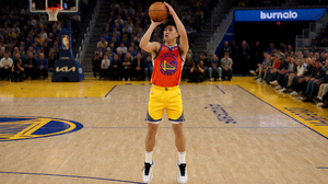 金州勇士队球员在NBA比赛中投三分球的精彩瞬间