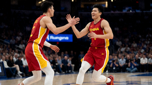 NBA比赛中球员完成精彩扣篮后与队友击掌庆祝的热血瞬间