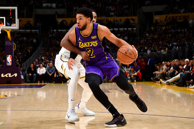 NBA总决赛现场，洛杉矶湖人队球员在赛场上拼搏，星空综合NBA赛事分析配图